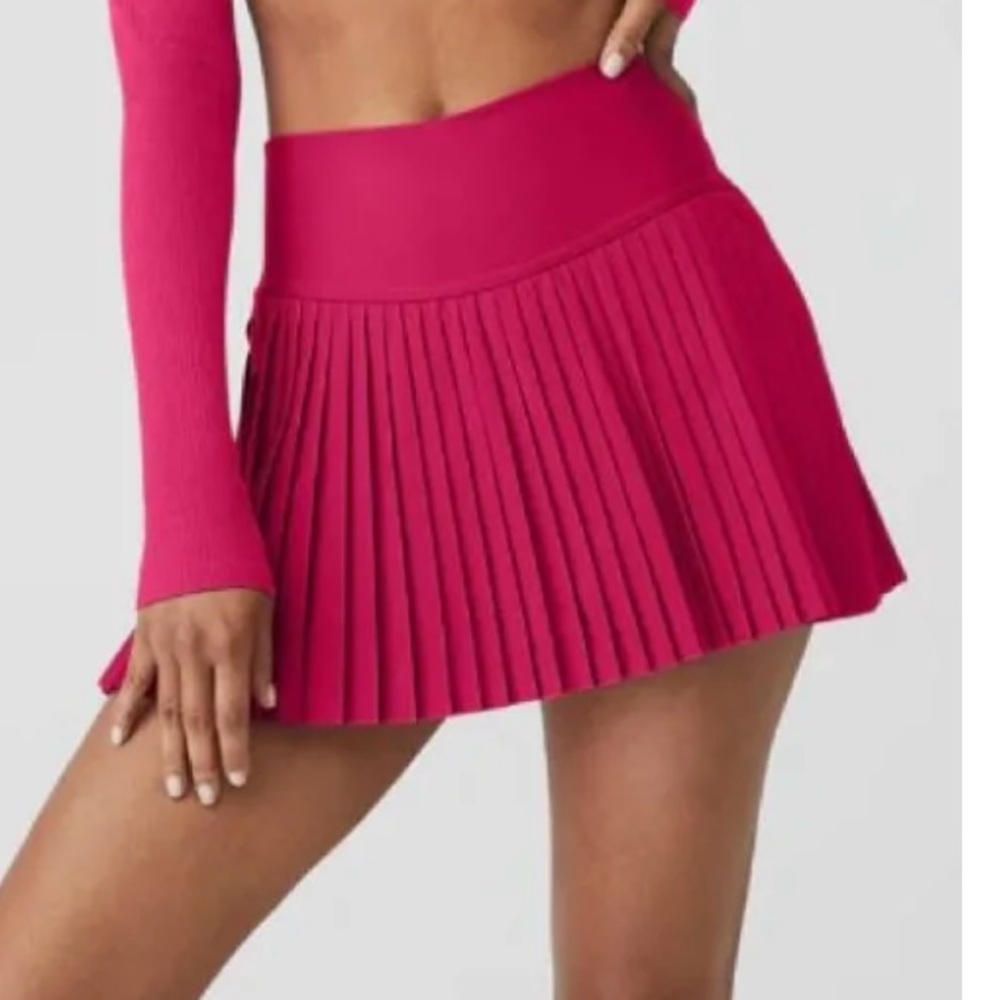 alo yoga grand slam skirt in raspberry size small